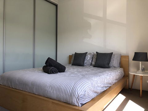 Gerring Court With Free 1 Car Bay Parking - Accommodation Gladstone 2