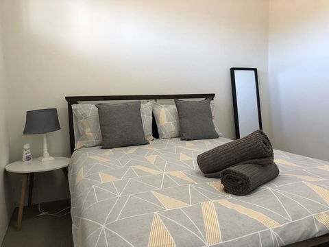 Gerring Court With Free 1 Car Bay Parking - Accommodation Gladstone 5