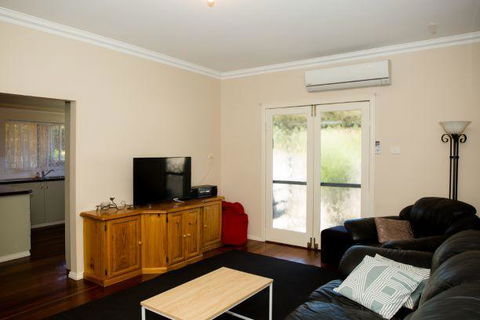 Yvonnes Rest Holiday Home - Accommodation Gladstone 6