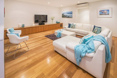 Calm Waters - Accommodation Gladstone 22