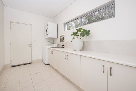 Calm Waters - Accommodation Gladstone 27