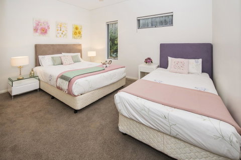 Calm Waters - Accommodation Gladstone 14