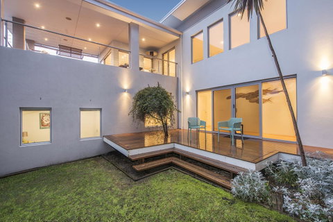 Calm Waters - Accommodation Gladstone 2