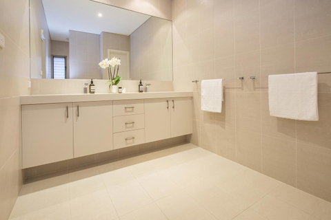 Calm Waters - Accommodation Gladstone 3