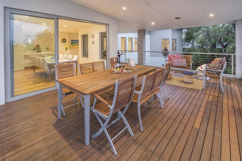 Calm Waters - Accommodation Gladstone 10