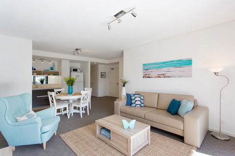 Beachside Living - South Fremantle - Accommodation Gladstone 0