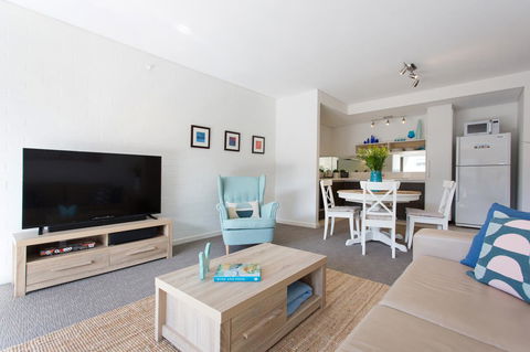 Beachside Living - South Fremantle - Accommodation Gladstone 1
