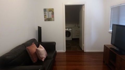 Leisurely Manor - Spacious Three Bedroom Home In Fremantle - Accommodation Gladstone 11
