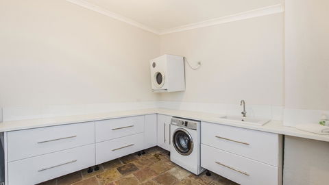 Leisurely Manor - Spacious Three Bedroom Home In Fremantle - Accommodation Gladstone 9