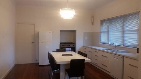 Leisurely Manor - Spacious Three Bedroom Home In Fremantle - Accommodation Gladstone 3