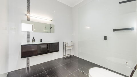 Leisurely Manor - Spacious Three Bedroom Home In Fremantle - Accommodation Gladstone 8