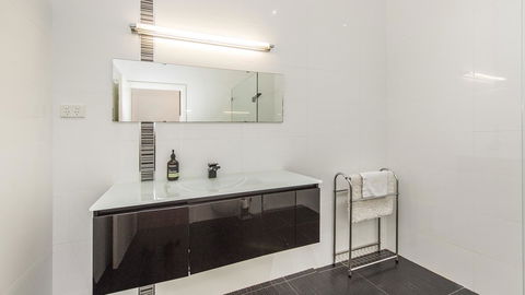 Leisurely Manor - Spacious Three Bedroom Home In Fremantle - Accommodation Gladstone 18