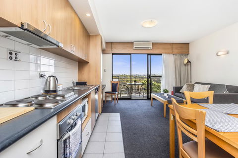508 Stupendous Sunsets & Views Pool Gym Parking - Accommodation Gladstone 12