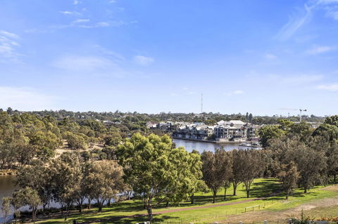 508 Stupendous Sunsets & Views Pool Gym Parking - Accommodation Gladstone 31