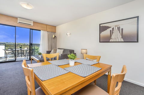 508 Stupendous Sunsets & Views Pool Gym Parking - Accommodation Gladstone 7