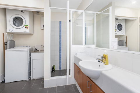 508 Stupendous Sunsets & Views Pool Gym Parking - Accommodation Gladstone 23
