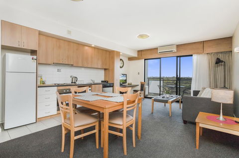 508 Stupendous Sunsets & Views Pool Gym Parking - Accommodation Gladstone 11