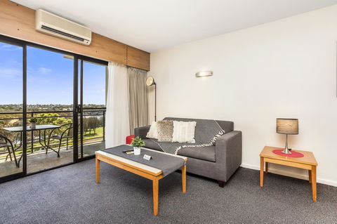 508 Stupendous Sunsets & Views Pool Gym Parking - Accommodation Gladstone 2