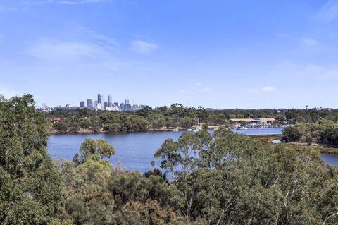 508 Stupendous Sunsets & Views Pool Gym Parking - Accommodation Gladstone 32