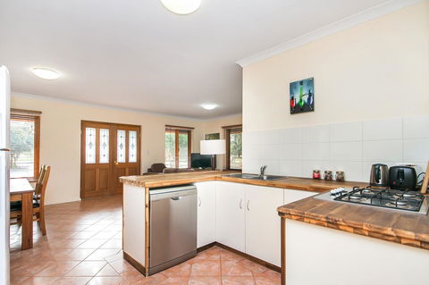 Coranda Lodge - Accommodation Gladstone 16