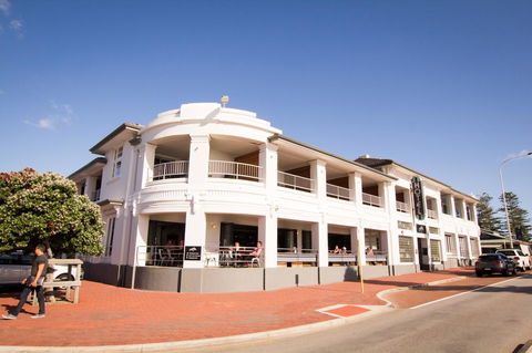 Cottesloe Beach Hotel - Accommodation Gladstone 0