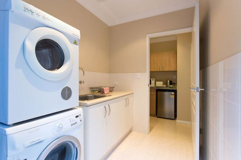 Sorrento Beach Manor - Accommodation Gladstone 23