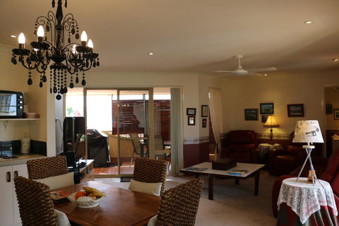 Crossland House - Accommodation Gladstone 18