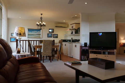 Crossland House - Accommodation Gladstone 14