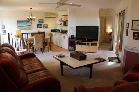 Crossland House - Accommodation Gladstone 19