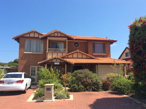 Crossland House - Accommodation Gladstone 0