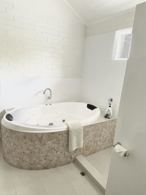 Whitesands Holiday Villas - Accommodation Gladstone 5