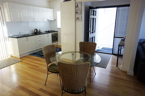 Ada South Fremantle - Accommodation Gladstone 9