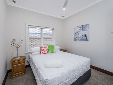 Luxury Federation Style Home - Sleeps 10 - Accommodation Gladstone 12