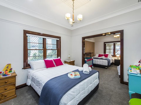 Luxury Federation Style Home - Sleeps 10 - Accommodation Gladstone 8