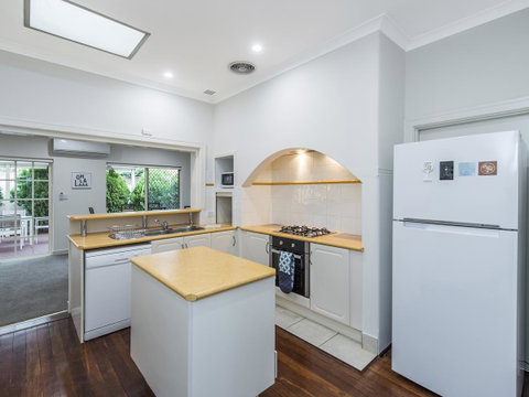Luxury Federation Style Home - Sleeps 10 - Accommodation Gladstone 6