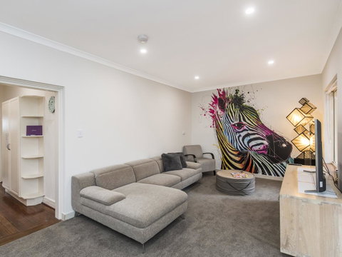 Luxury Federation Style Home - Sleeps 10 - Accommodation Gladstone 1