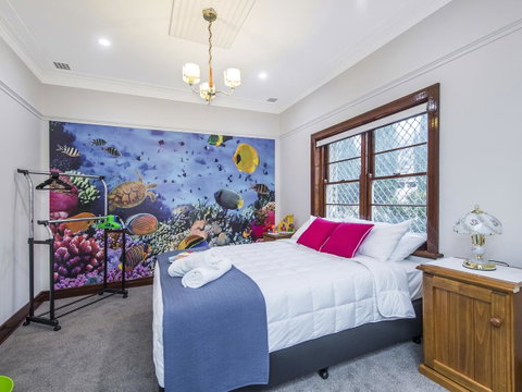 Luxury Federation Style Home - Sleeps 10 - Accommodation Gladstone 10