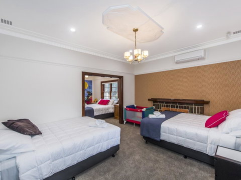 Luxury Federation Style Home - Sleeps 10 - Accommodation Gladstone 11