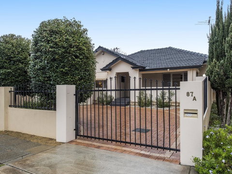 Luxury Federation Style Home - Sleeps 10 - Accommodation Gladstone 17