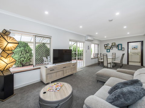 Luxury Federation Style Home - Sleeps 10 - Accommodation Gladstone 3