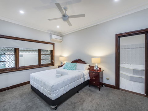 Luxury Federation Style Home - Sleeps 10 - Accommodation Gladstone 7