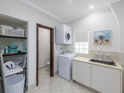 Luxury Federation Style Home - Sleeps 10 - Accommodation Gladstone 16