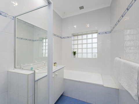 Luxury Federation Style Home - Sleeps 10 - Accommodation Gladstone 14
