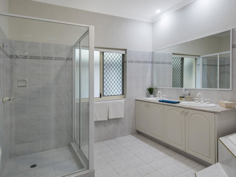Luxury Federation Style Home - Sleeps 10 - Accommodation Gladstone 13
