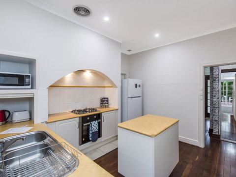 Luxury Federation Style Home - Sleeps 10 - Accommodation Gladstone 4