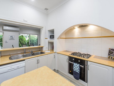 Luxury Federation Style Home - Sleeps 10 - Accommodation Gladstone 5
