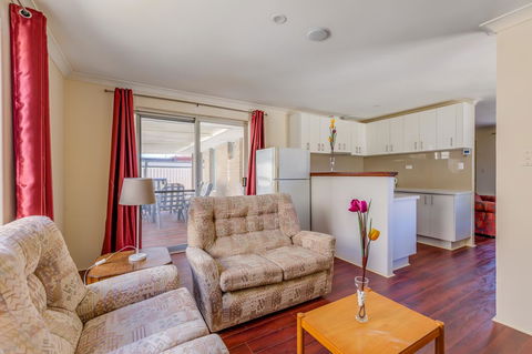 Brilliant, Neat, Convenient, Family-friendly House - Accommodation Gladstone 7