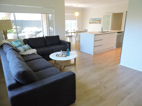 Contemporary Cove - Quindalup - Accommodation Gladstone 3