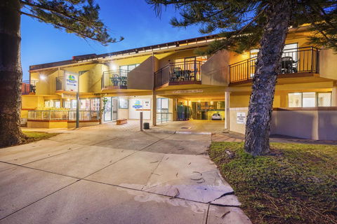 Cottesloe Beach Chalets - Accommodation Gladstone 6