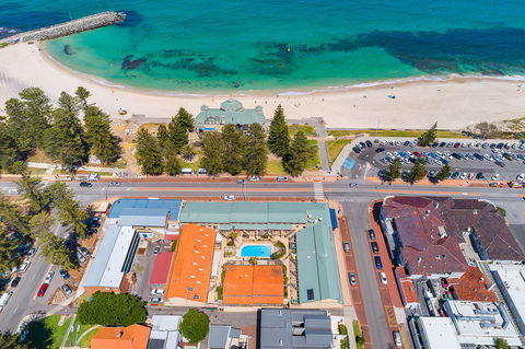Cottesloe Beach Chalets - Accommodation Gladstone 12